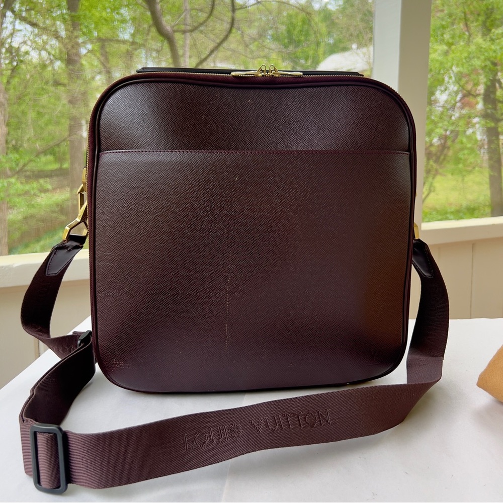 Louis Vuitton Taiga Tura Leather Bag